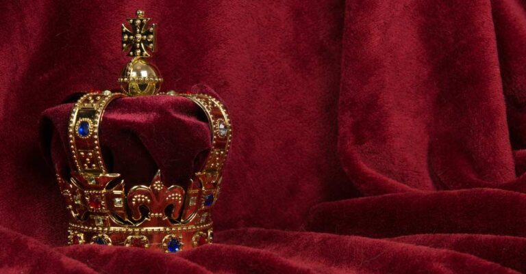 coroa simbolizando a família real para falar sobre Independência do Brasil