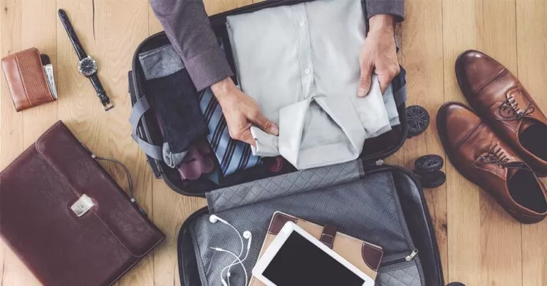 Celular, sapatos, pasta, roupa social e outros itens não podem faltar na mala de viagem corporativa
