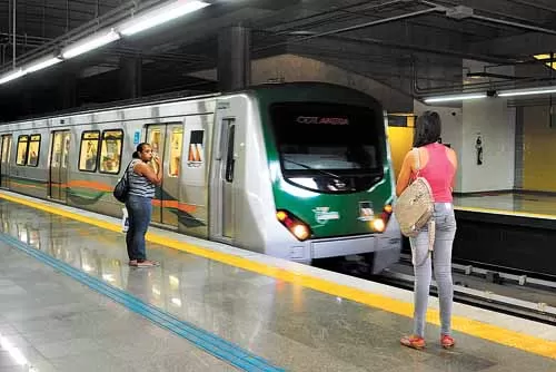 08/02/2012. Crédito: Ed Alves/CB/D.A. Press. Brasil. Brasília - DF. Passageiros reclamam do metrô de Brasília.