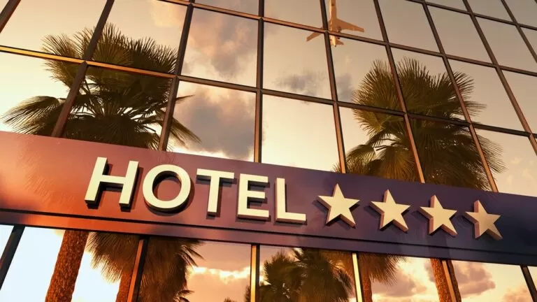 Como é definida a classificação por estrelas dos hotéis
